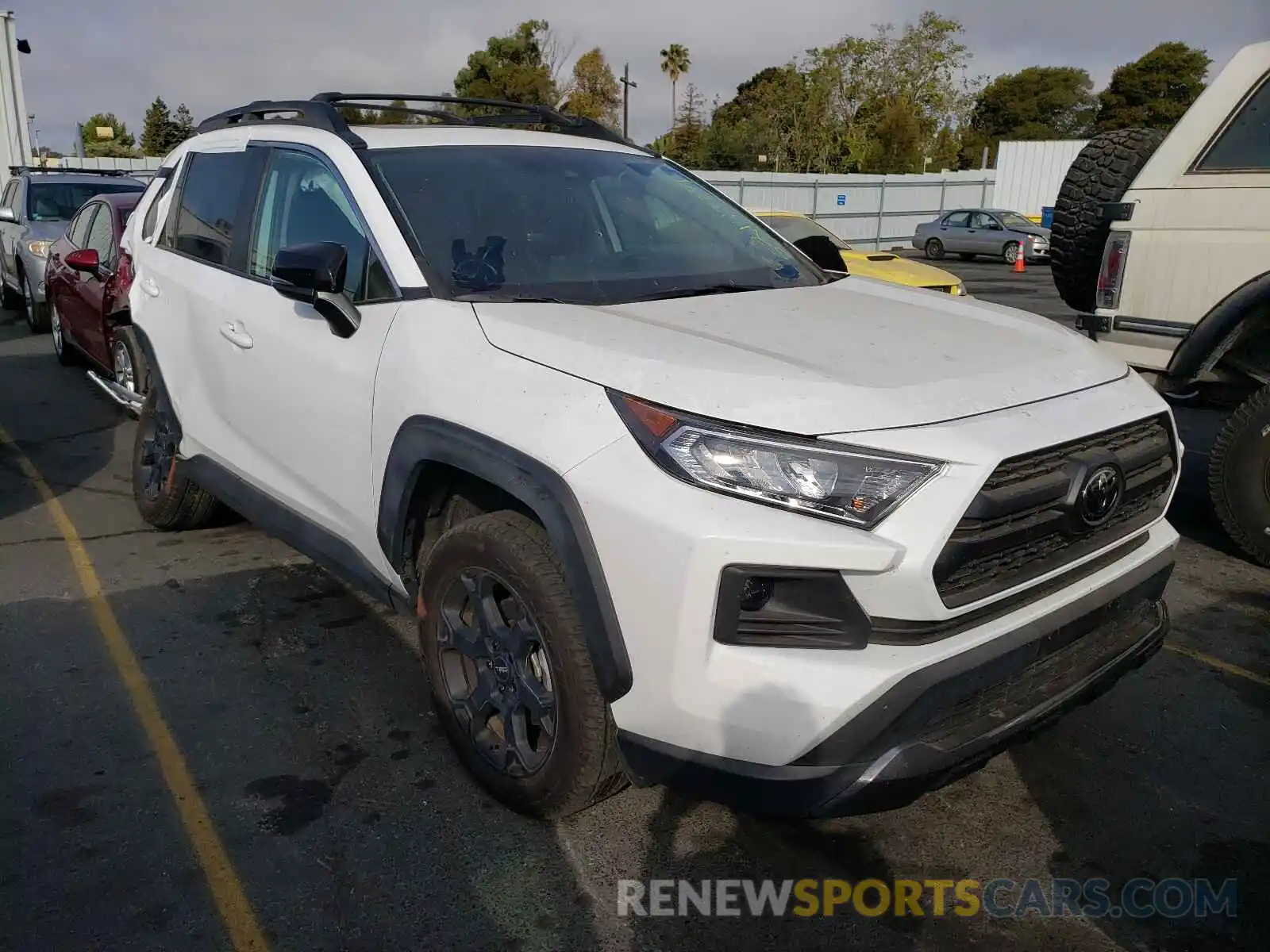 1 Photograph of a damaged car 2T3J1RFV0LC133738 TOYOTA RAV4 2020