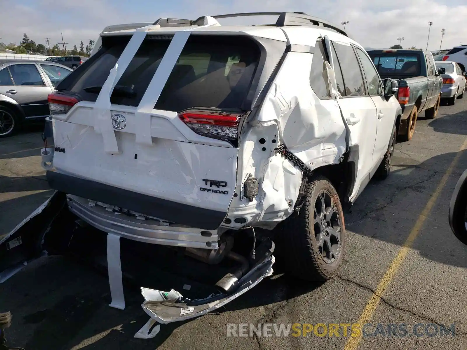 4 Photograph of a damaged car 2T3J1RFV0LC133738 TOYOTA RAV4 2020