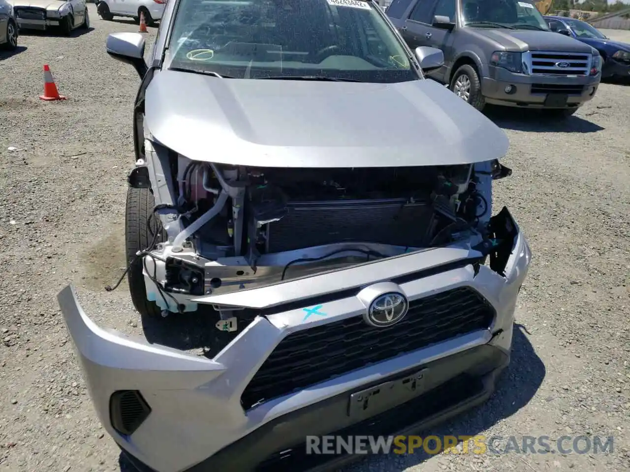 9 Photograph of a damaged car 2T3K1RFVXLW081618 TOYOTA RAV4 2020