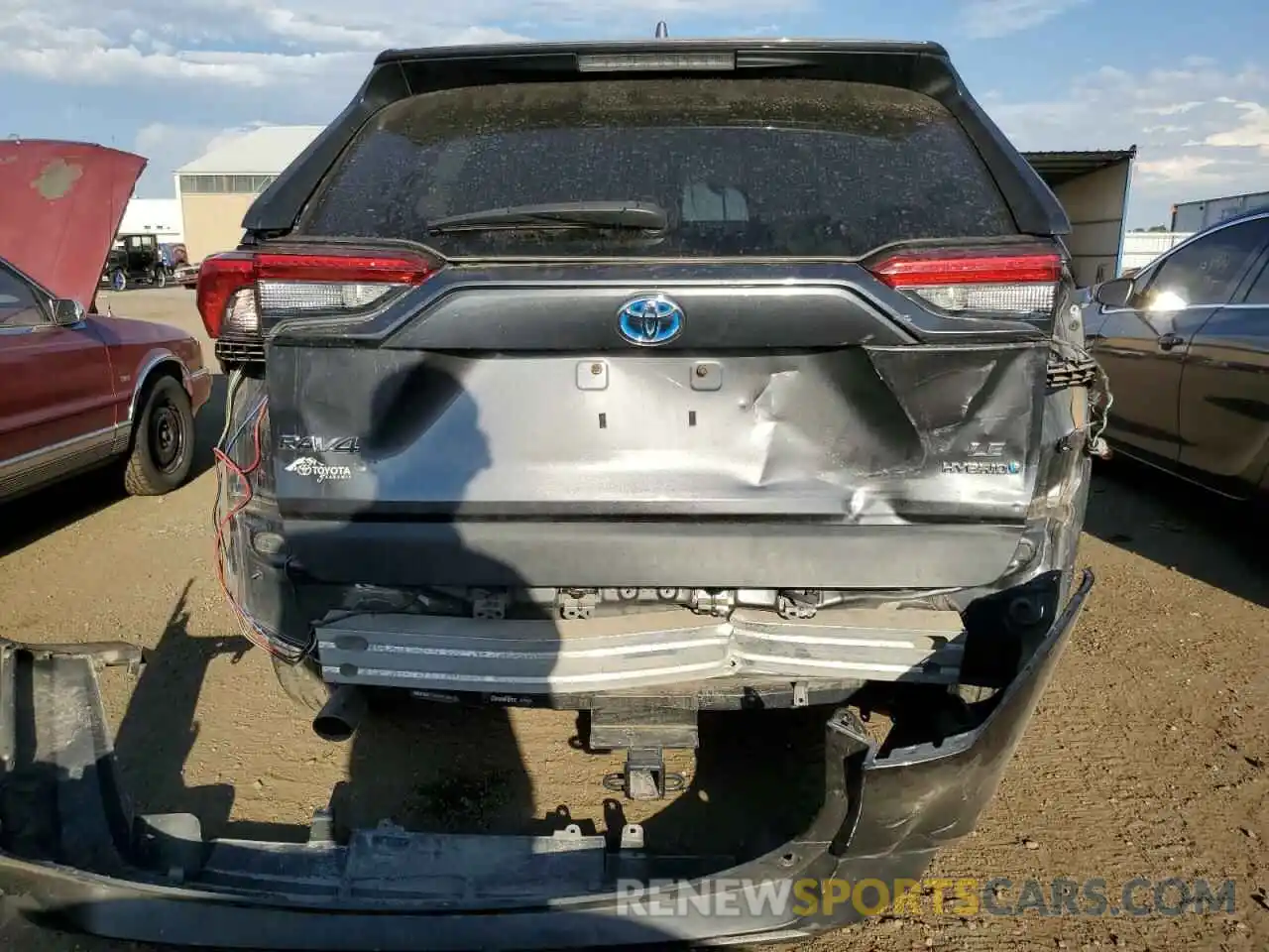 9 Photograph of a damaged car 2T3LWRFV6LW090273 TOYOTA RAV4 2020