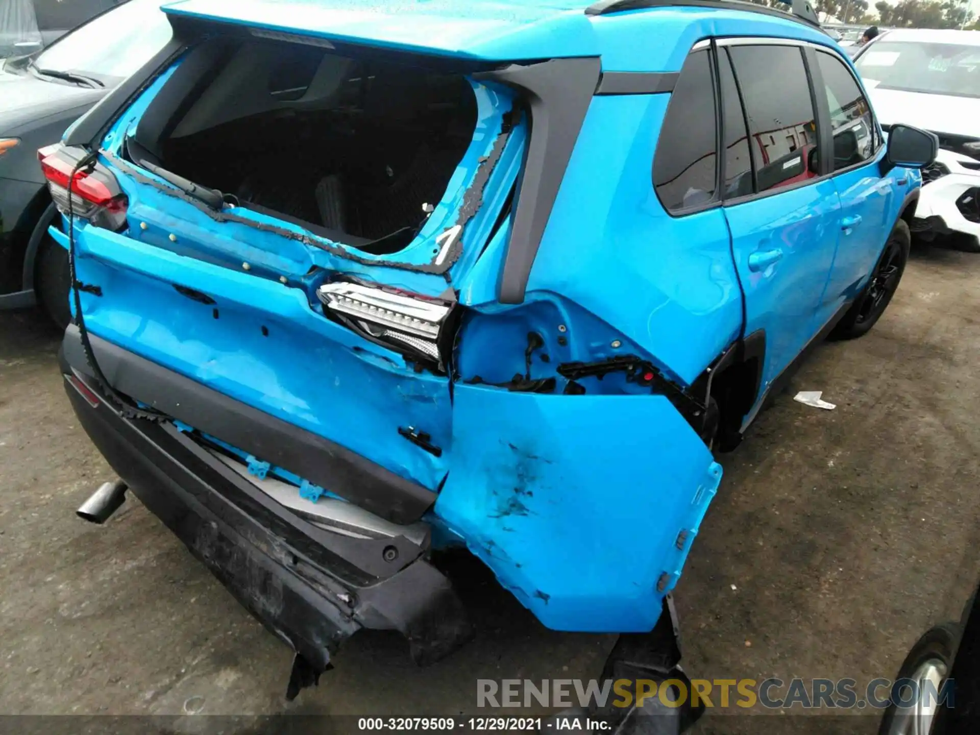 4 Photograph of a damaged car 2T3LWRFV9LW061236 TOYOTA RAV4 2020