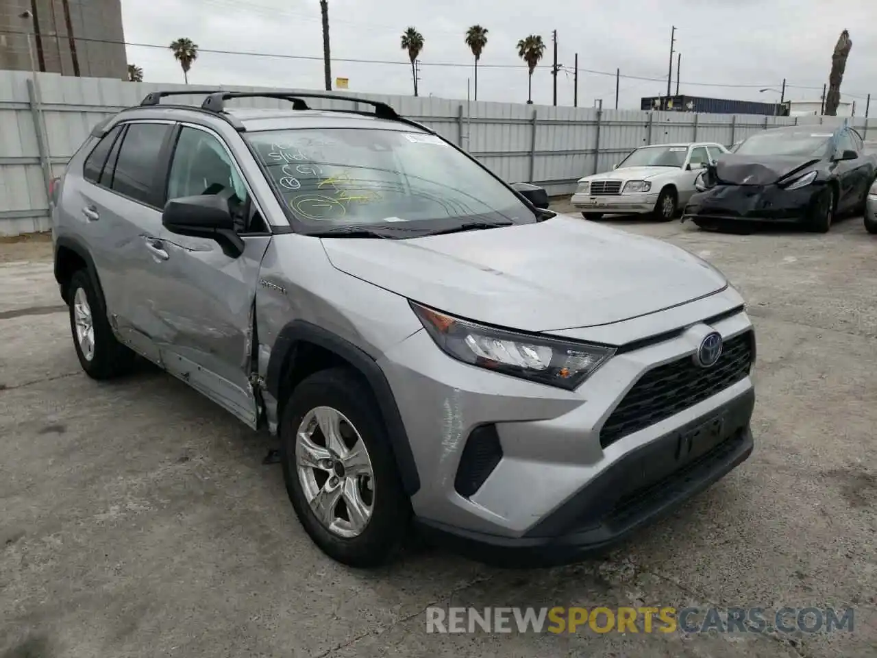 1 Photograph of a damaged car 2T3LWRFV9LW072270 TOYOTA RAV4 2020