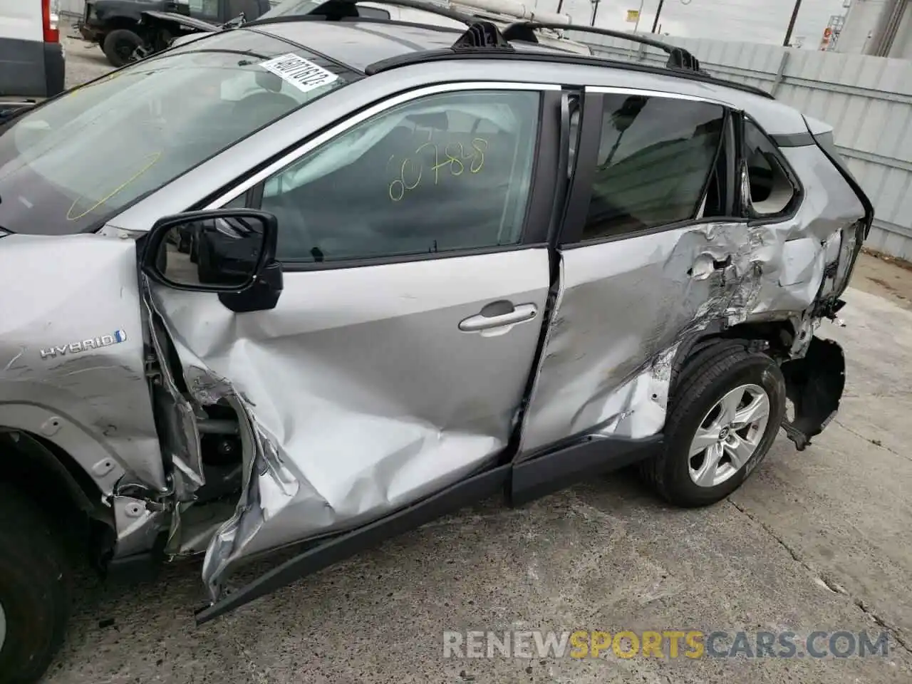 9 Photograph of a damaged car 2T3LWRFV9LW072270 TOYOTA RAV4 2020