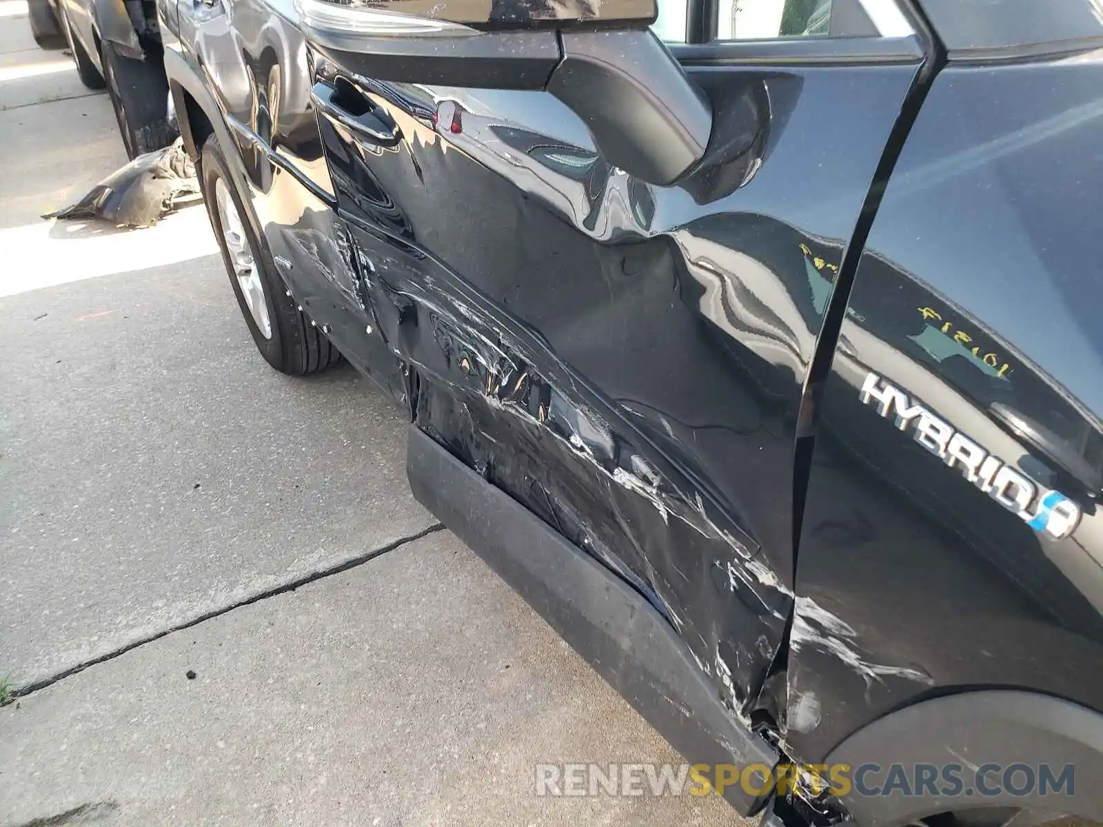 9 Photograph of a damaged car 2T3MWRFV5LW064767 TOYOTA RAV4 2020