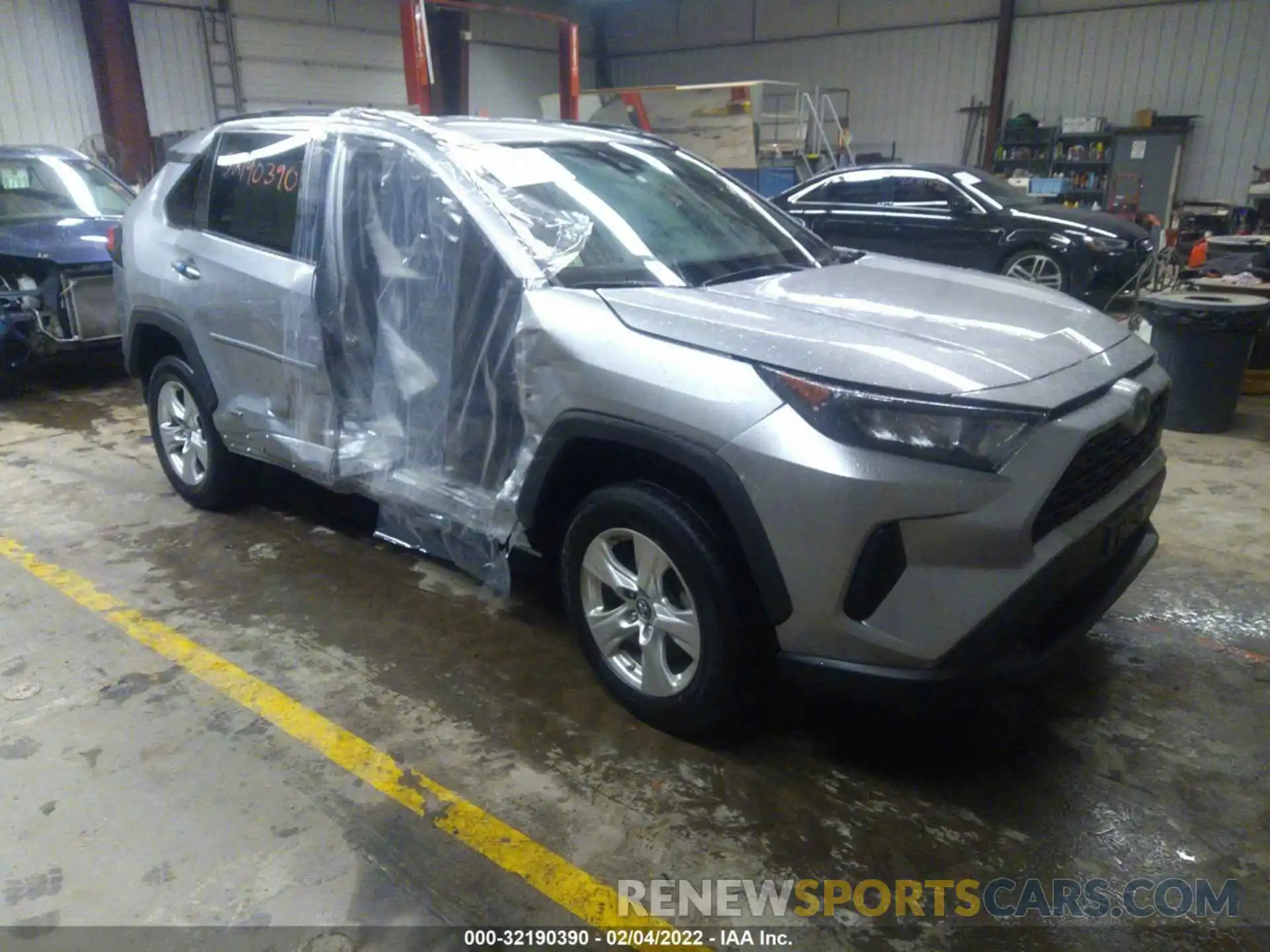 1 Photograph of a damaged car 2T3MWRFV6LW051154 TOYOTA RAV4 2020