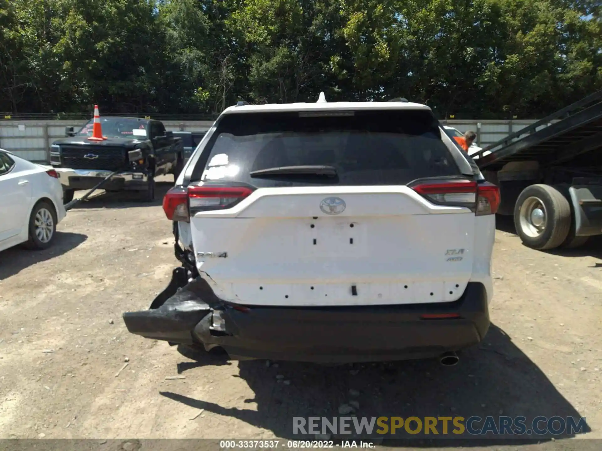 6 Photograph of a damaged car 2T3P1RFV0LC133040 TOYOTA RAV4 2020