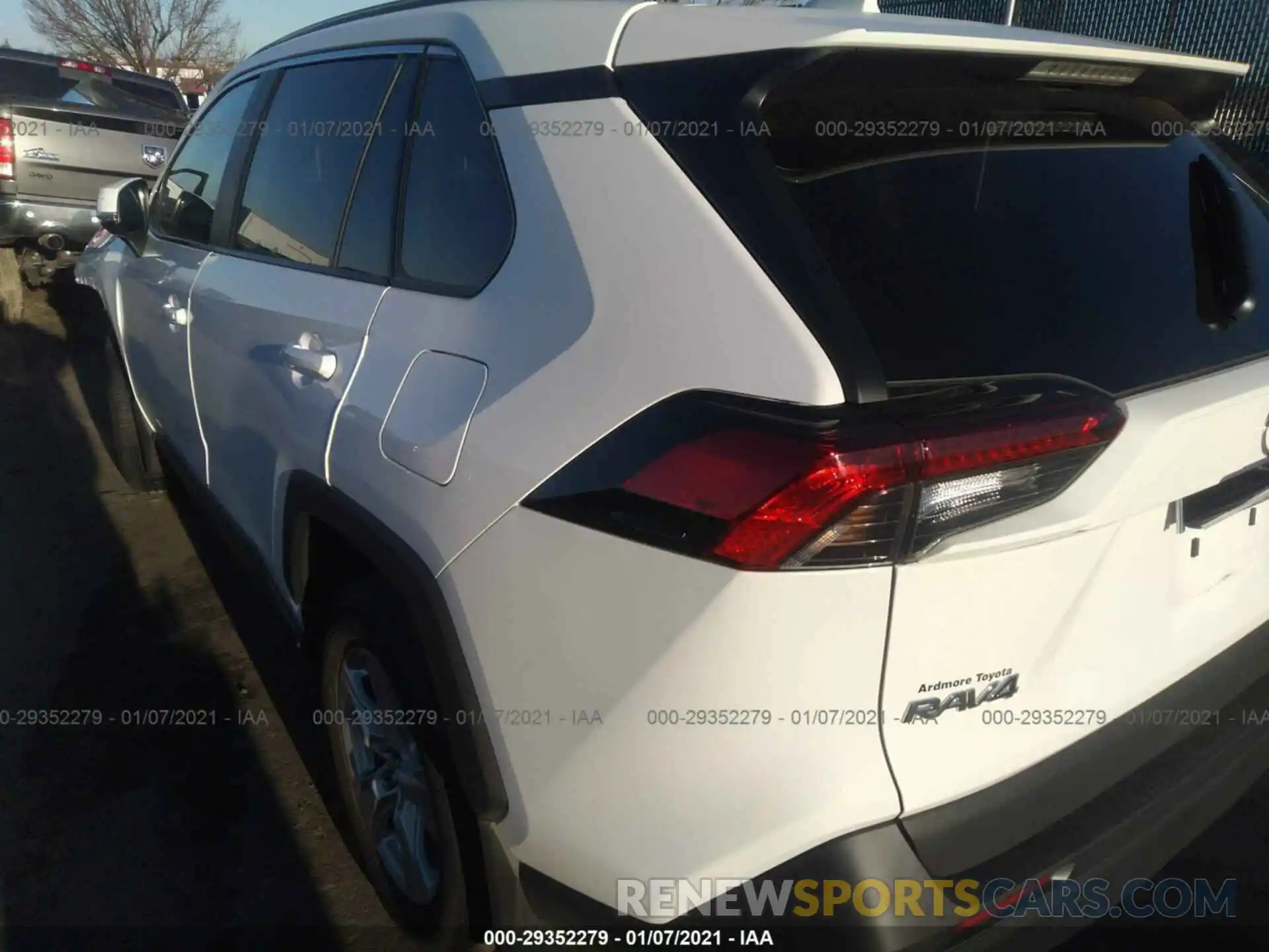 3 Фотография поврежденного автомобиля 2T3P1RFV1LC121088 TOYOTA RAV4 2020