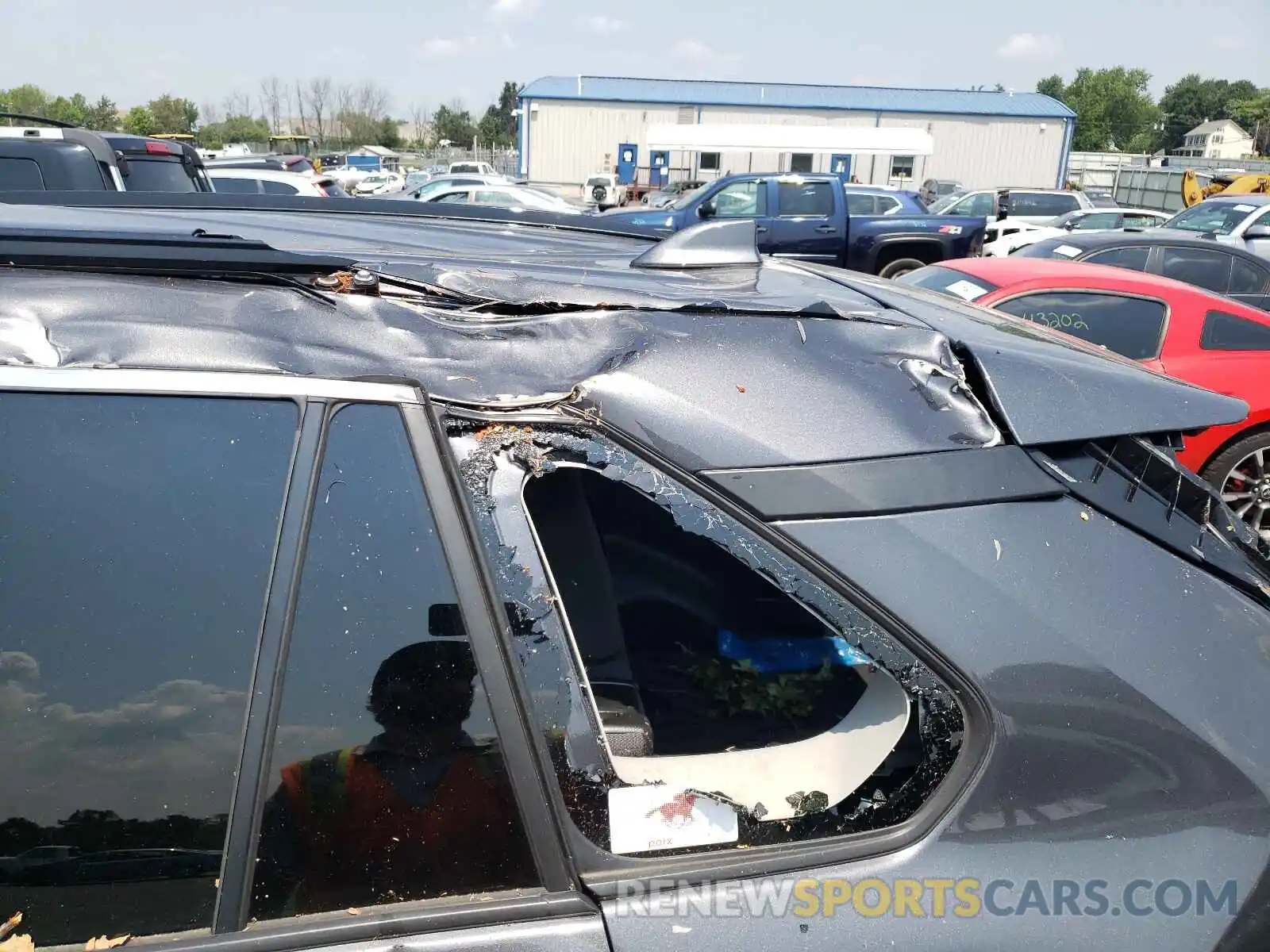 9 Photograph of a damaged car 2T3P1RFV2LW119042 TOYOTA RAV4 2020