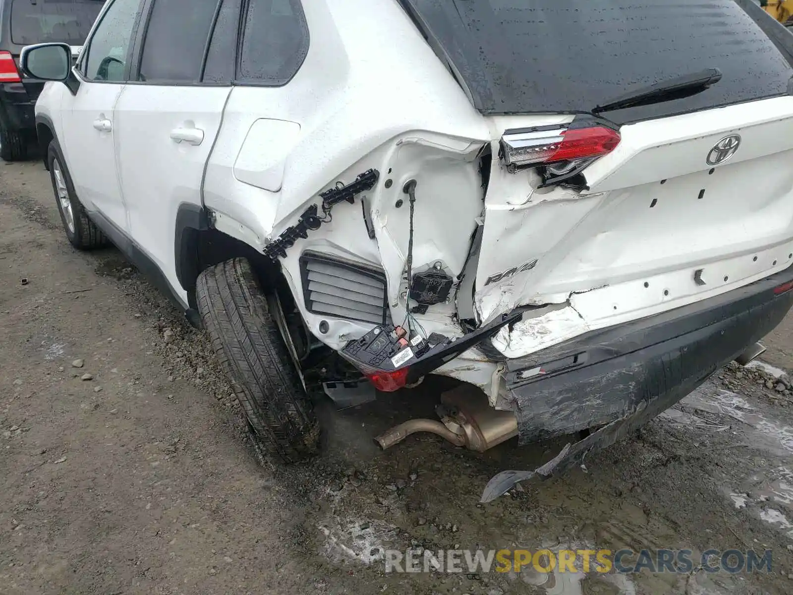 9 Photograph of a damaged car 2T3P1RFV4LC092492 TOYOTA RAV4 2020