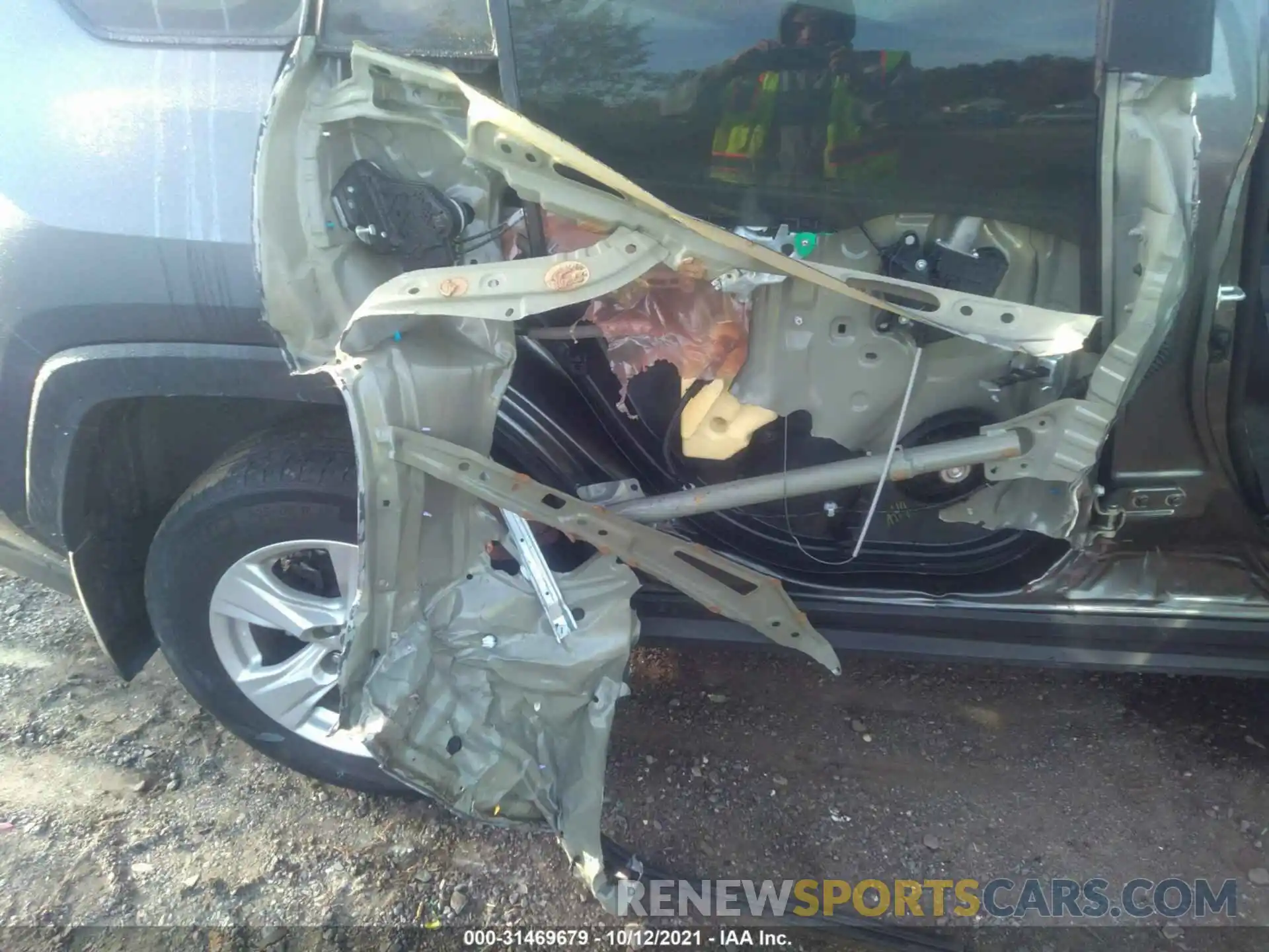 6 Photograph of a damaged car 2T3P1RFV4LC133395 TOYOTA RAV4 2020