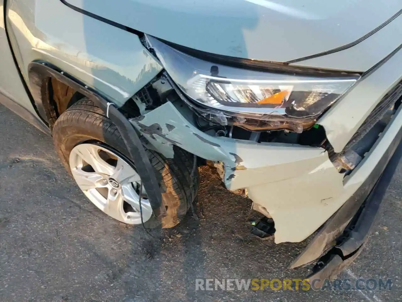 9 Photograph of a damaged car 2T3P1RFV5LC137004 TOYOTA RAV4 2020