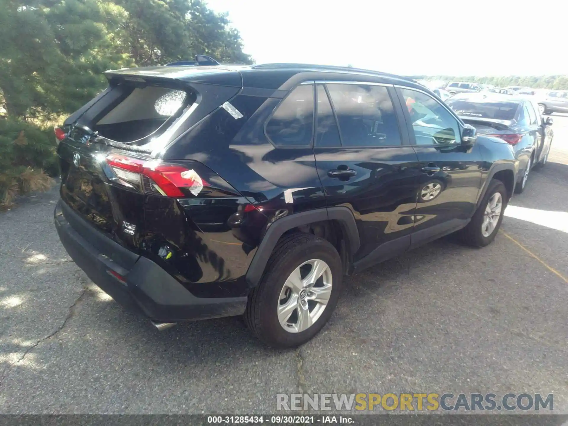 4 Photograph of a damaged car 2T3P1RFV5LW126647 TOYOTA RAV4 2020