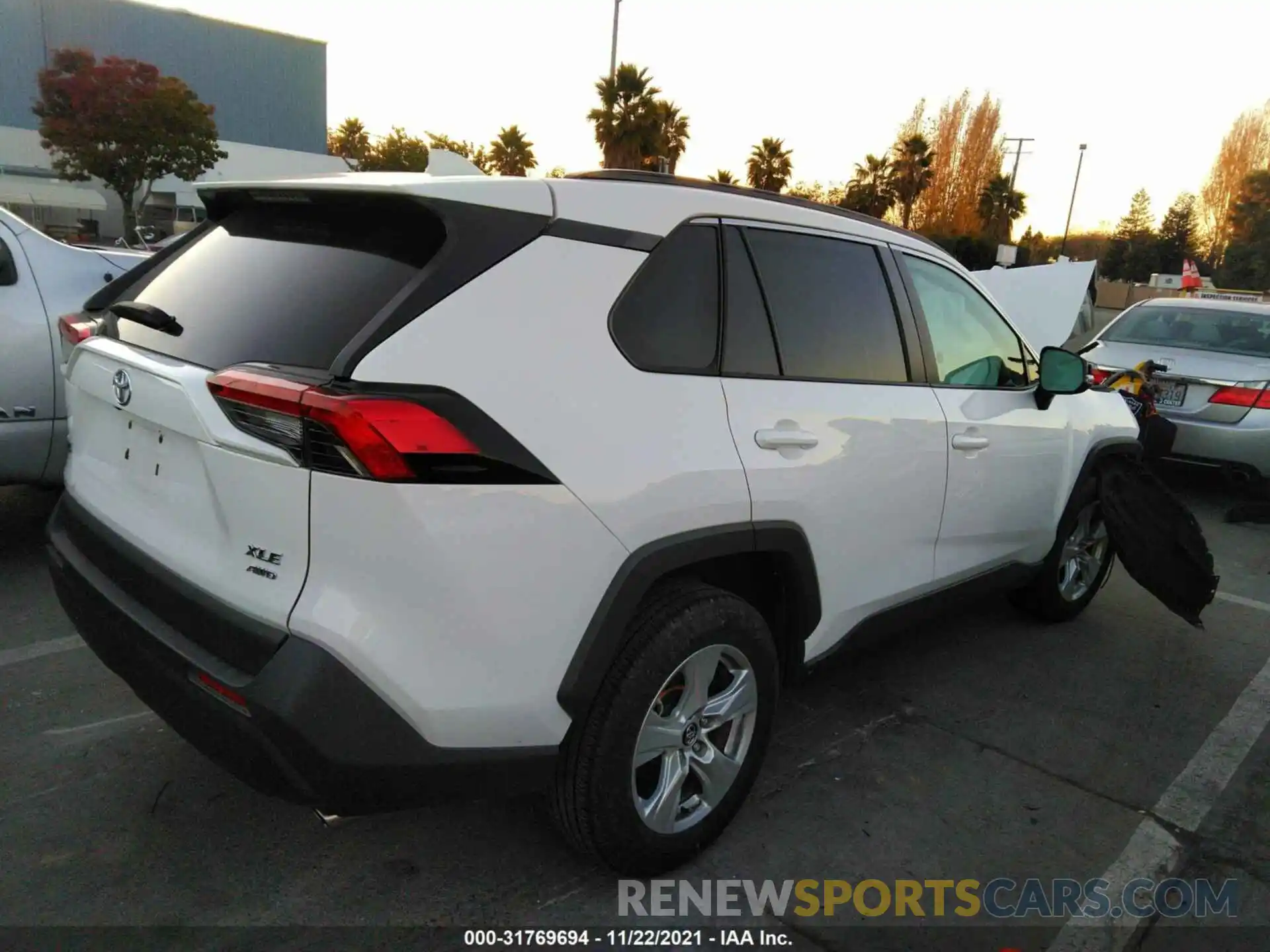 4 Photograph of a damaged car 2T3P1RFV7LC100763 TOYOTA RAV4 2020