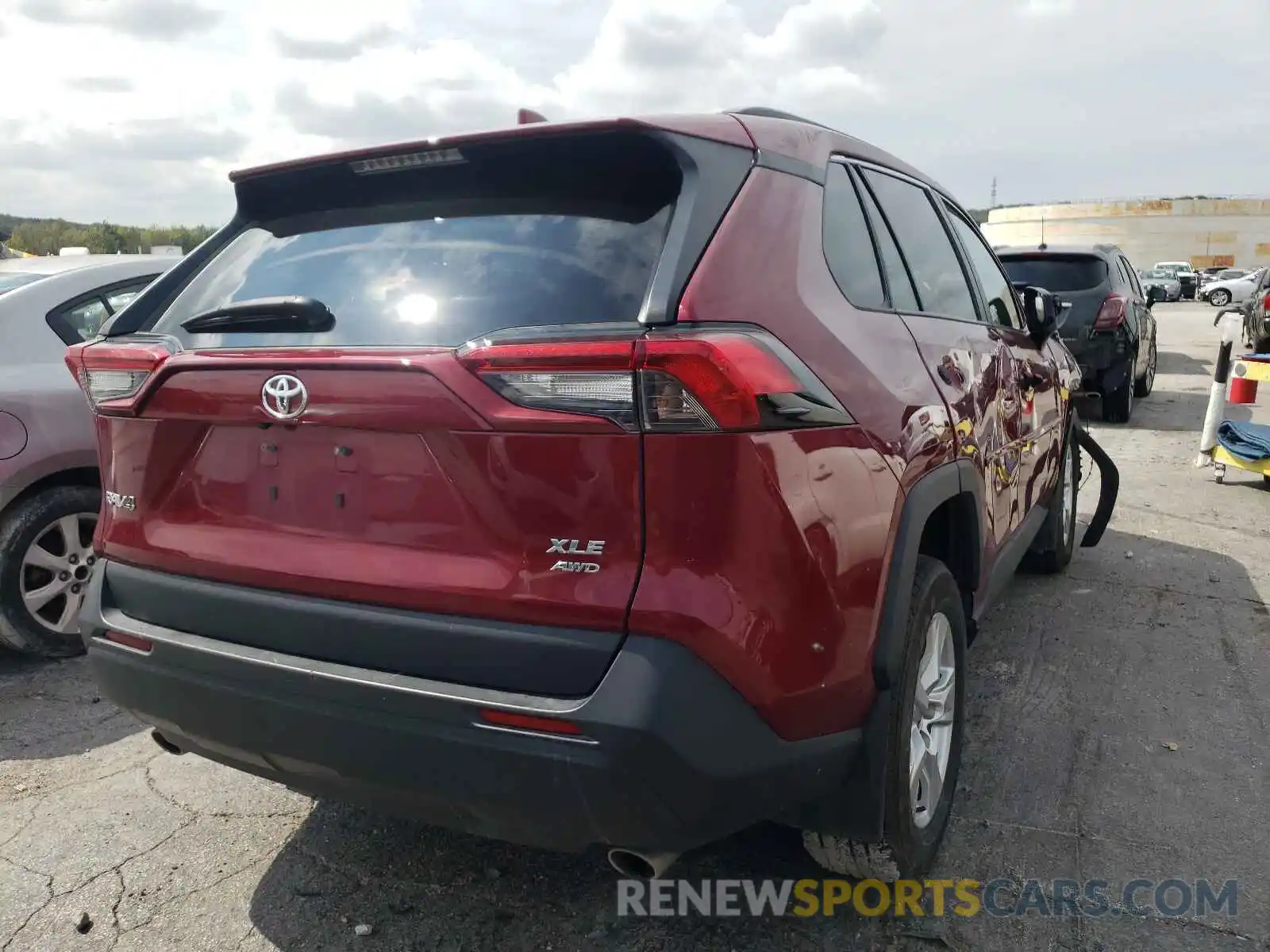 4 Photograph of a damaged car 2T3P1RFV8LW101290 TOYOTA RAV4 2020