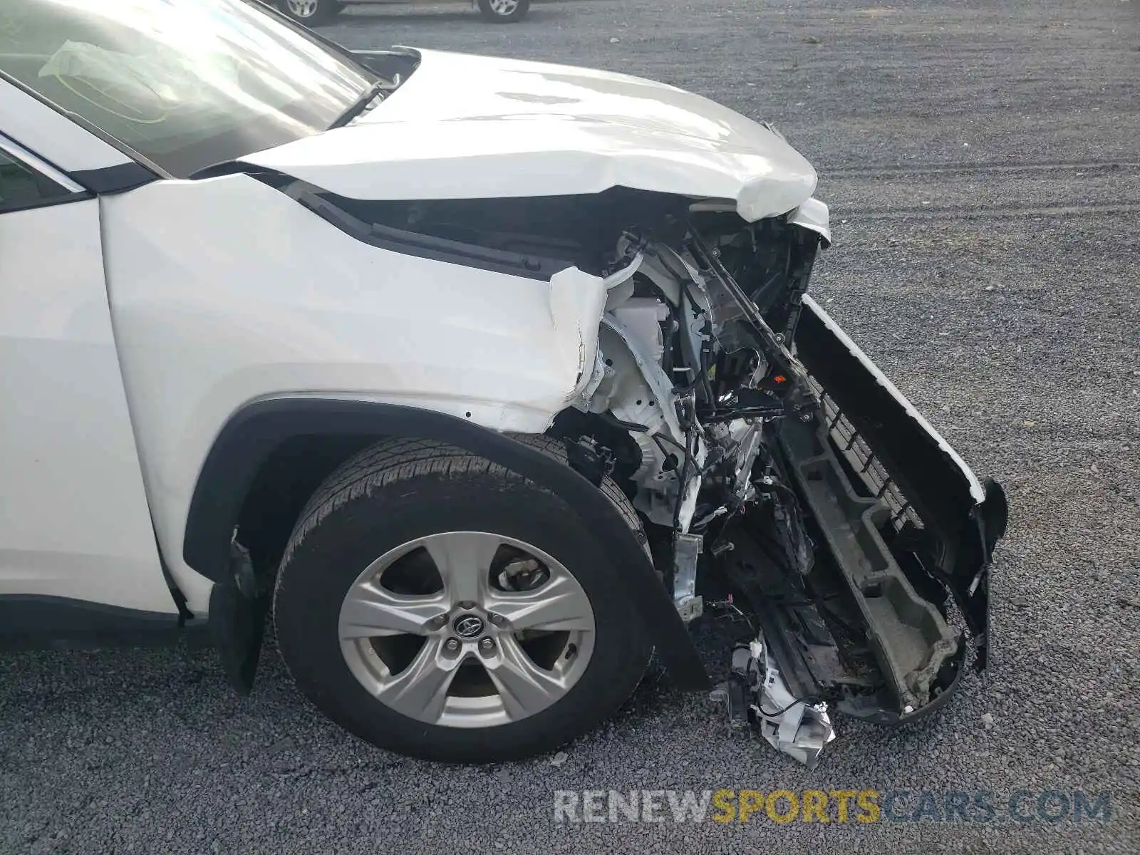 9 Photograph of a damaged car 2T3P1RFV8LW104500 TOYOTA RAV4 2020