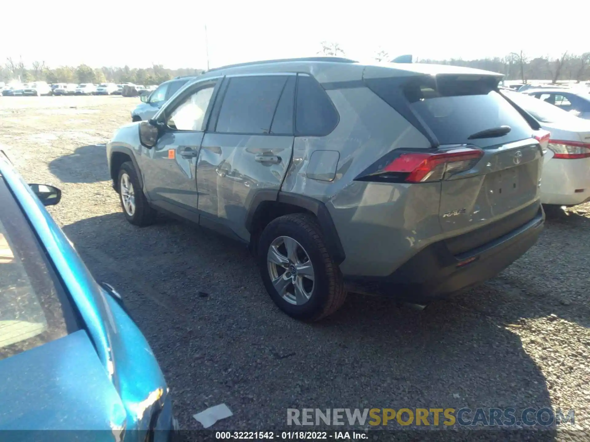 3 Фотография поврежденного автомобиля 2T3P1RFV8LW108157 TOYOTA RAV4 2020