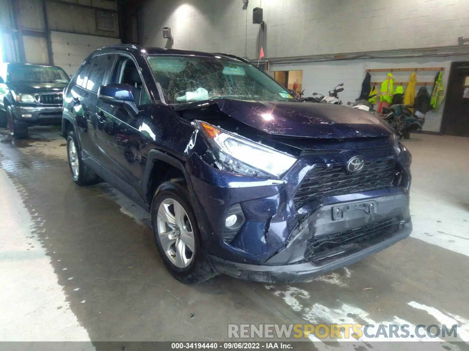 1 Photograph of a damaged car 2T3P1RFV9LW124870 TOYOTA RAV4 2020