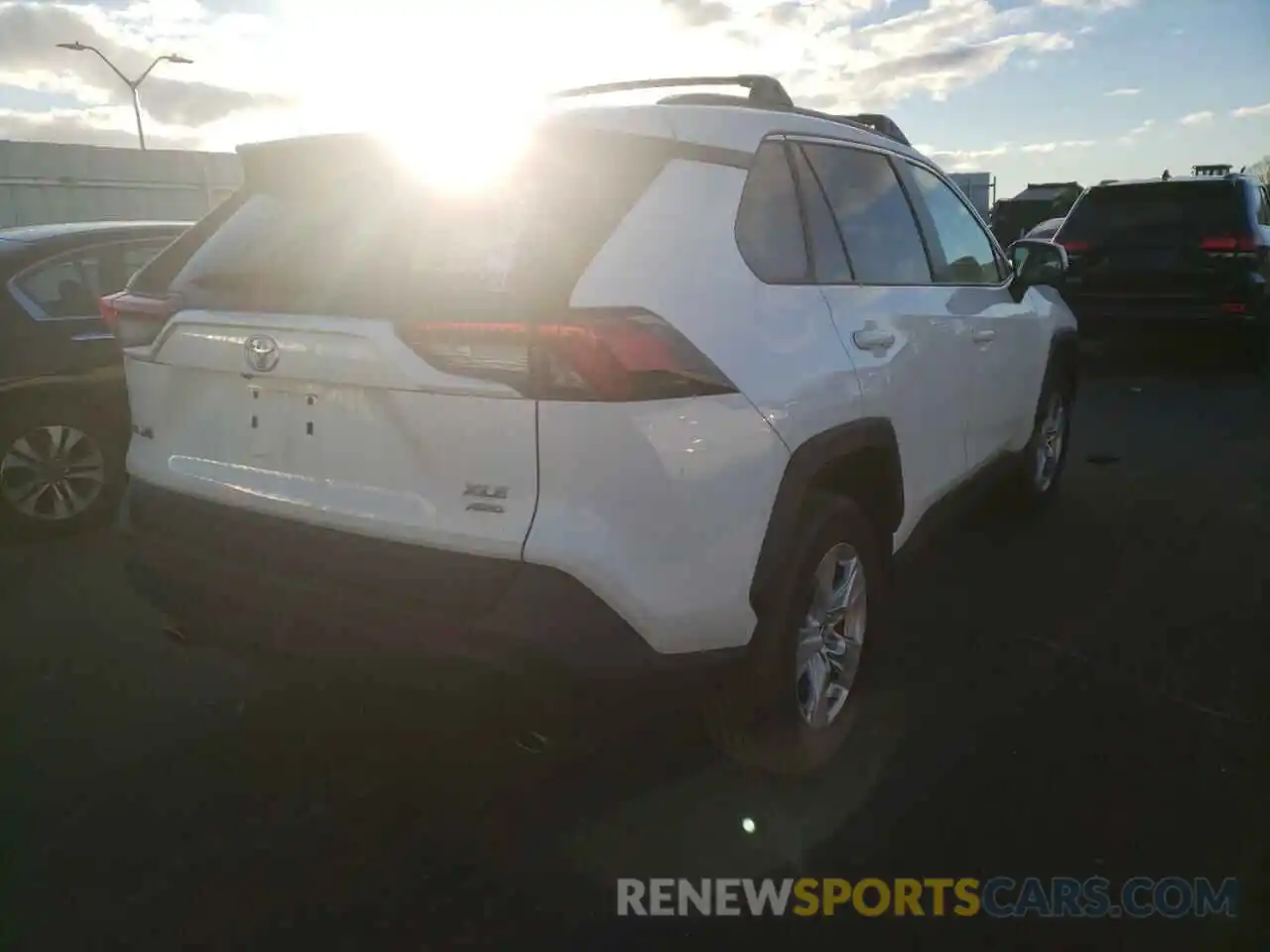 4 Photograph of a damaged car 2T3P1RFVXLC089130 TOYOTA RAV4 2020