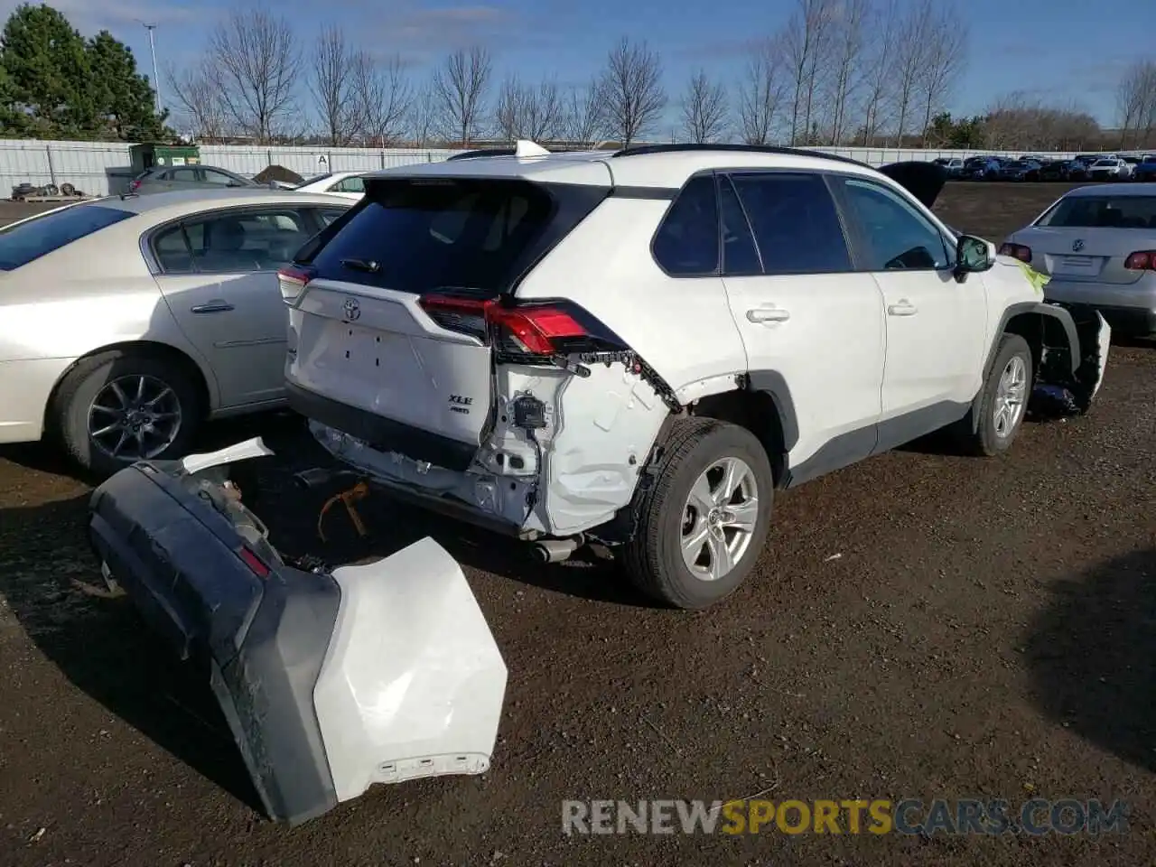 4 Photograph of a damaged car 2T3R1RFV0LW101342 TOYOTA RAV4 2020