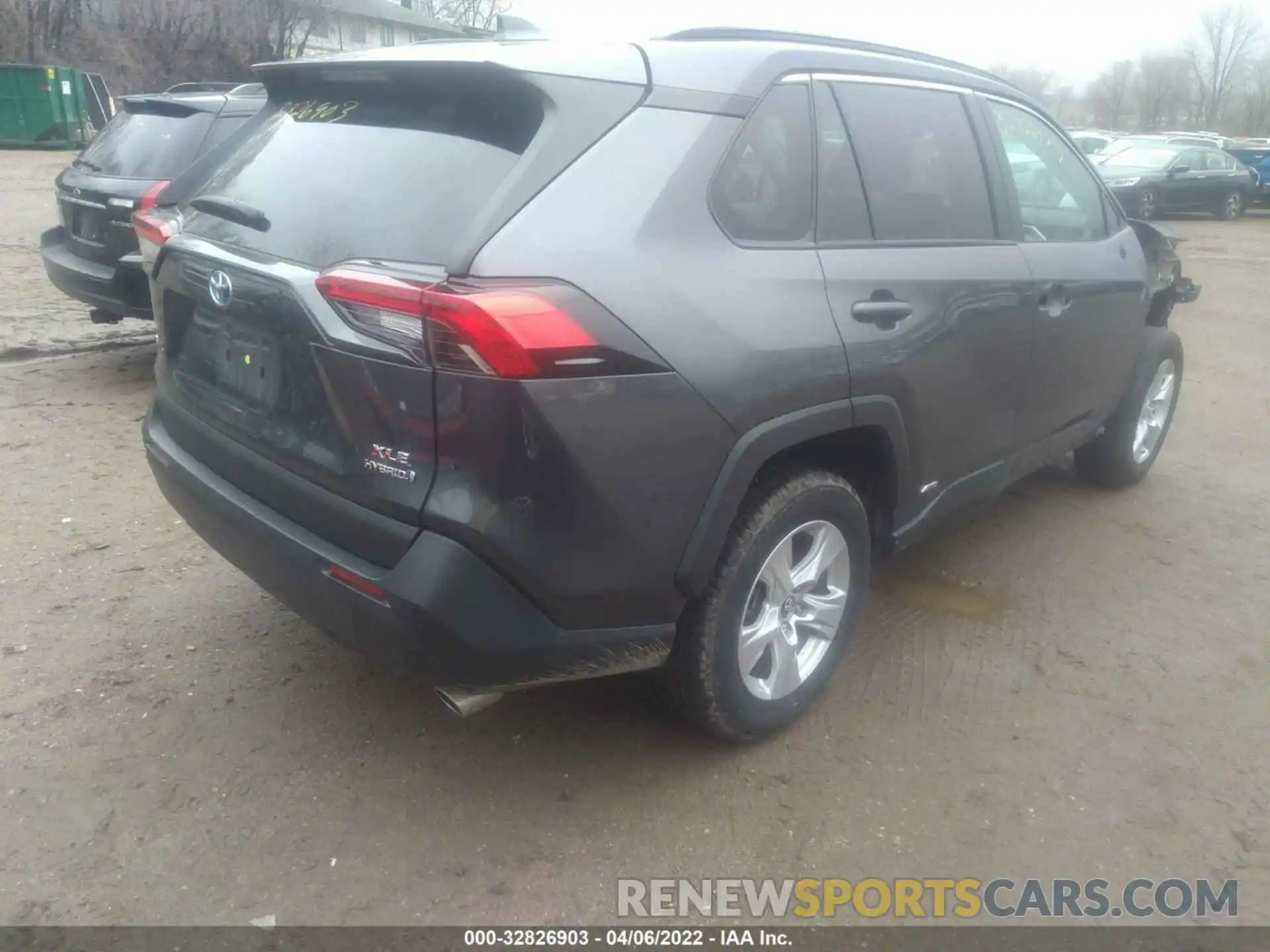 4 Photograph of a damaged car 2T3R6RFV7LW001336 TOYOTA RAV4 2020