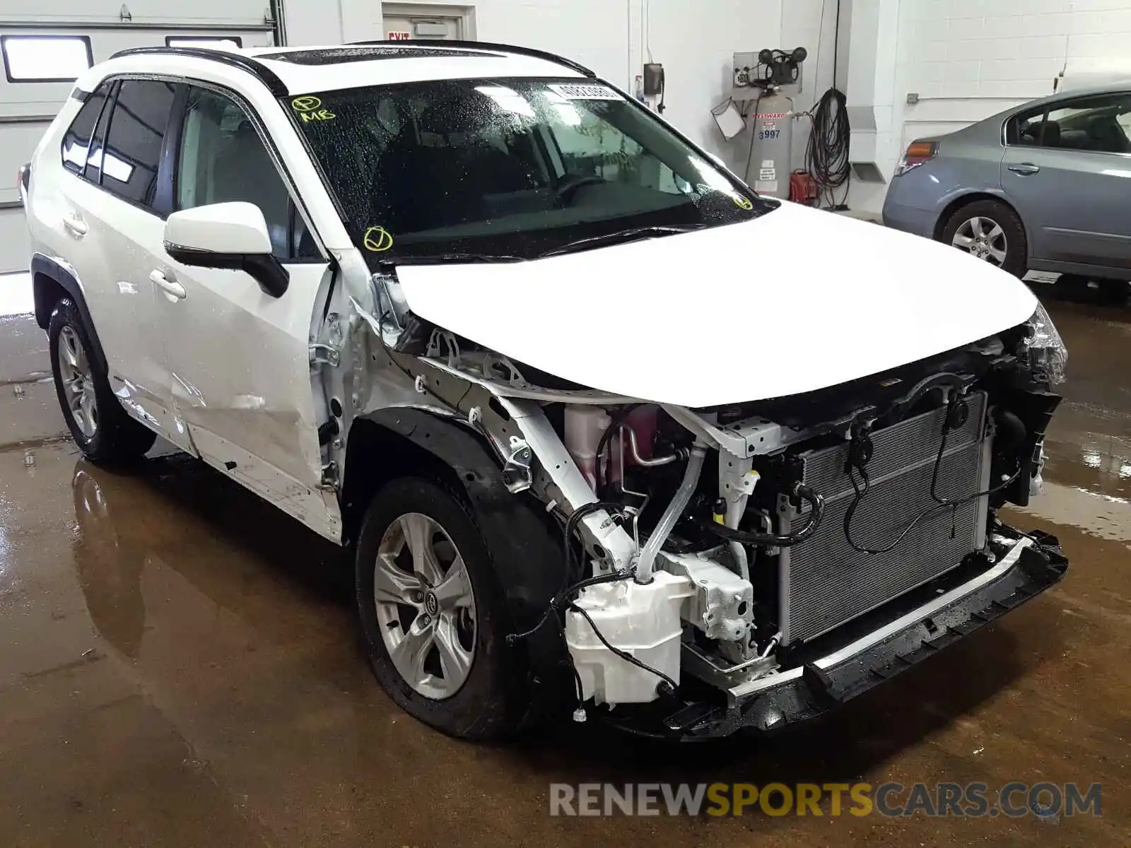 1 Photograph of a damaged car 2T3RWRFV0LW071177 TOYOTA RAV4 2020