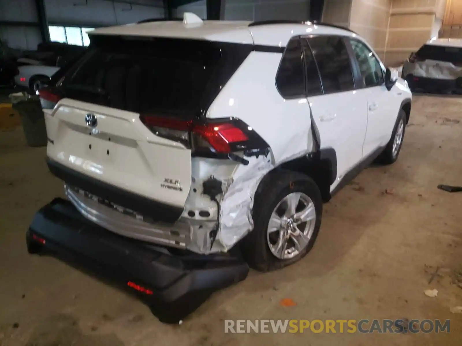 4 Photograph of a damaged car 2T3RWRFV0LW074676 TOYOTA RAV4 2020