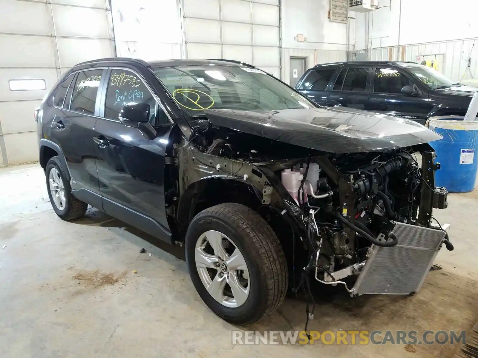 1 Photograph of a damaged car 2T3RWRFV0LW081398 TOYOTA RAV4 2020