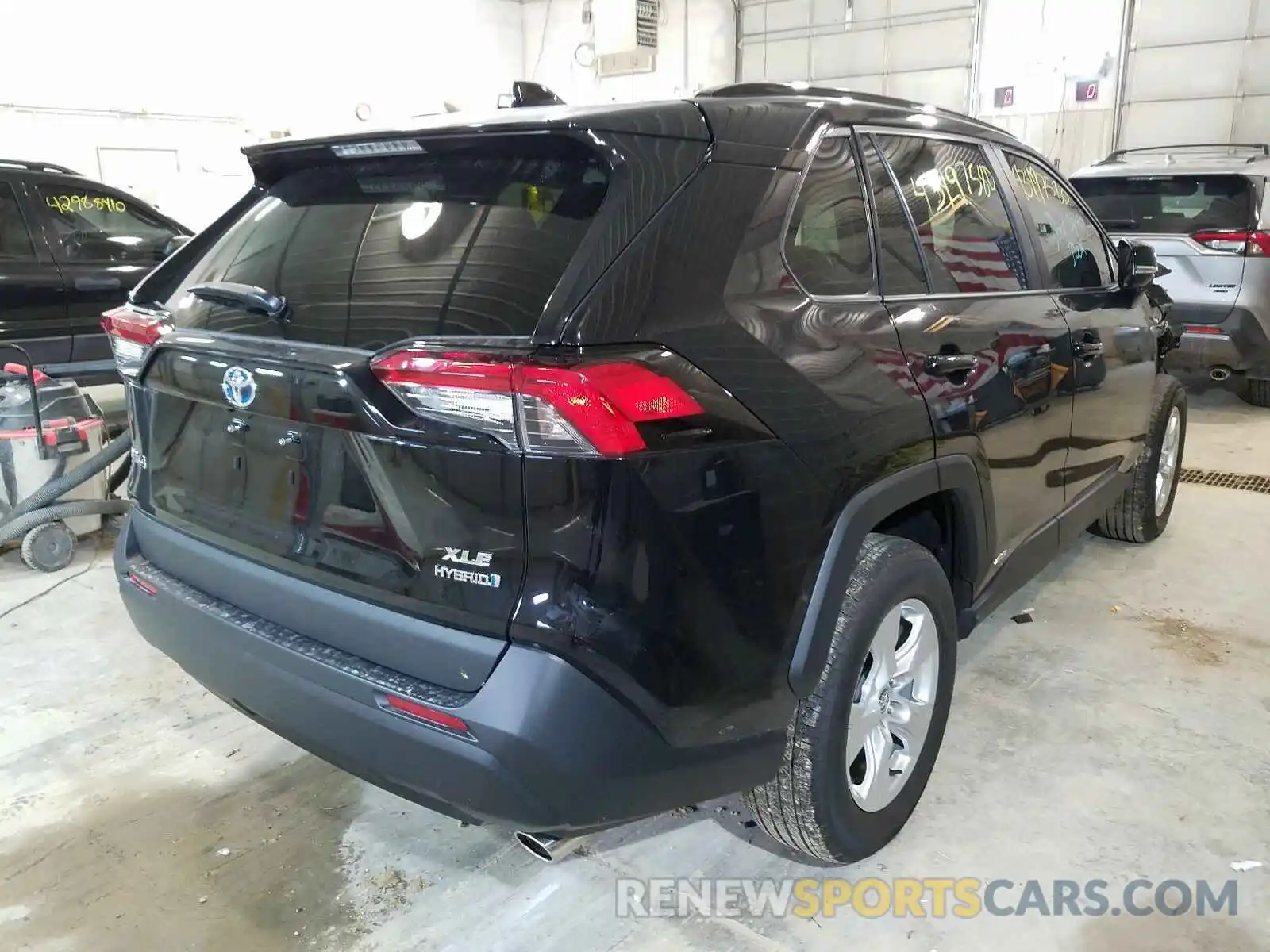 4 Photograph of a damaged car 2T3RWRFV0LW081398 TOYOTA RAV4 2020