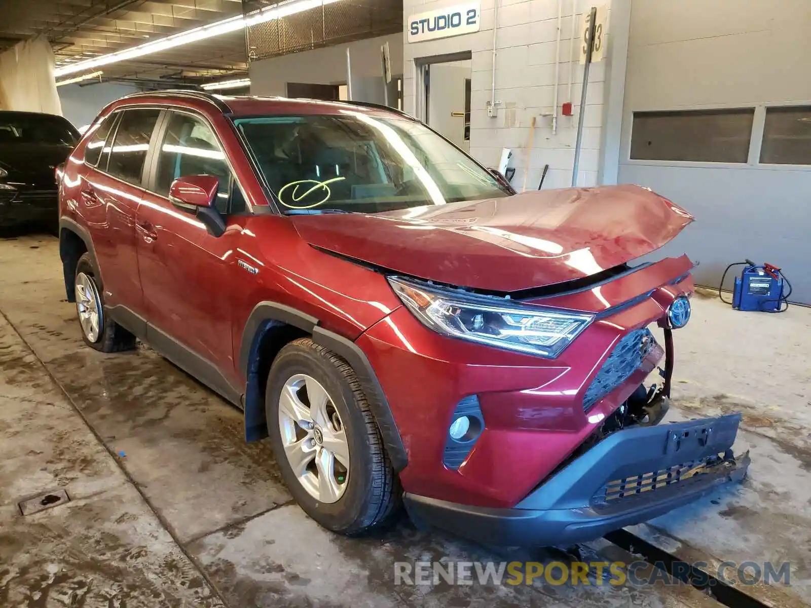 1 Photograph of a damaged car 2T3RWRFV1LW057045 TOYOTA RAV4 2020