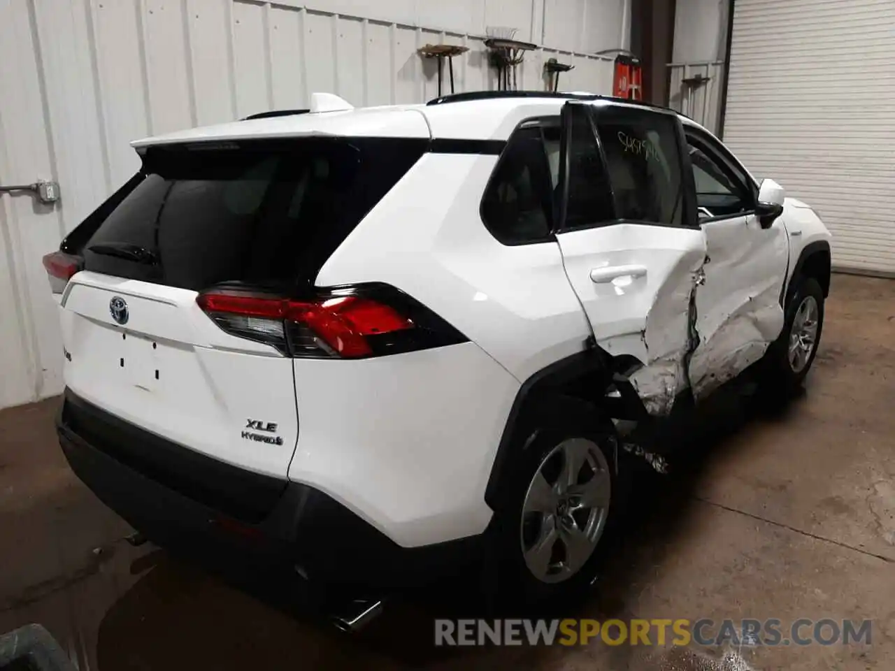 4 Photograph of a damaged car 2T3RWRFV1LW057532 TOYOTA RAV4 2020