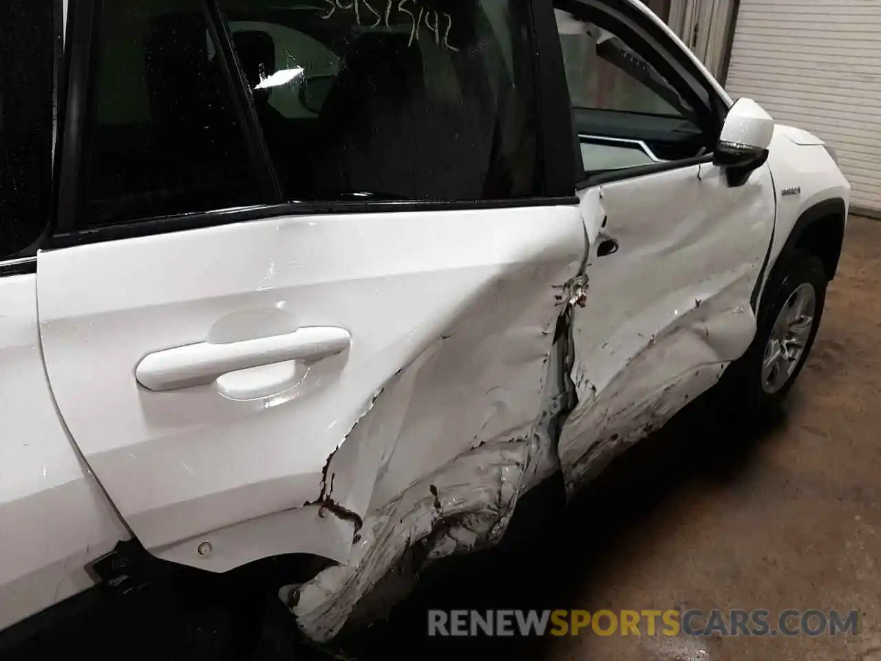 9 Photograph of a damaged car 2T3RWRFV1LW057532 TOYOTA RAV4 2020