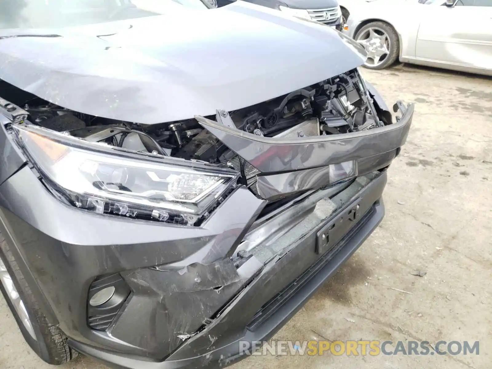 9 Photograph of a damaged car 2T3RWRFV1LW070717 TOYOTA RAV4 2020