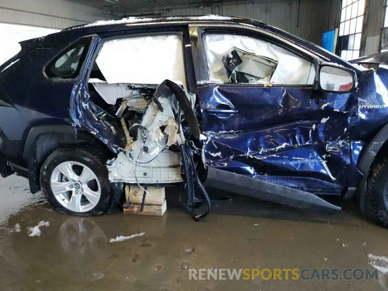 9 Photograph of a damaged car 2T3RWRFV2LW057653 TOYOTA RAV4 2020