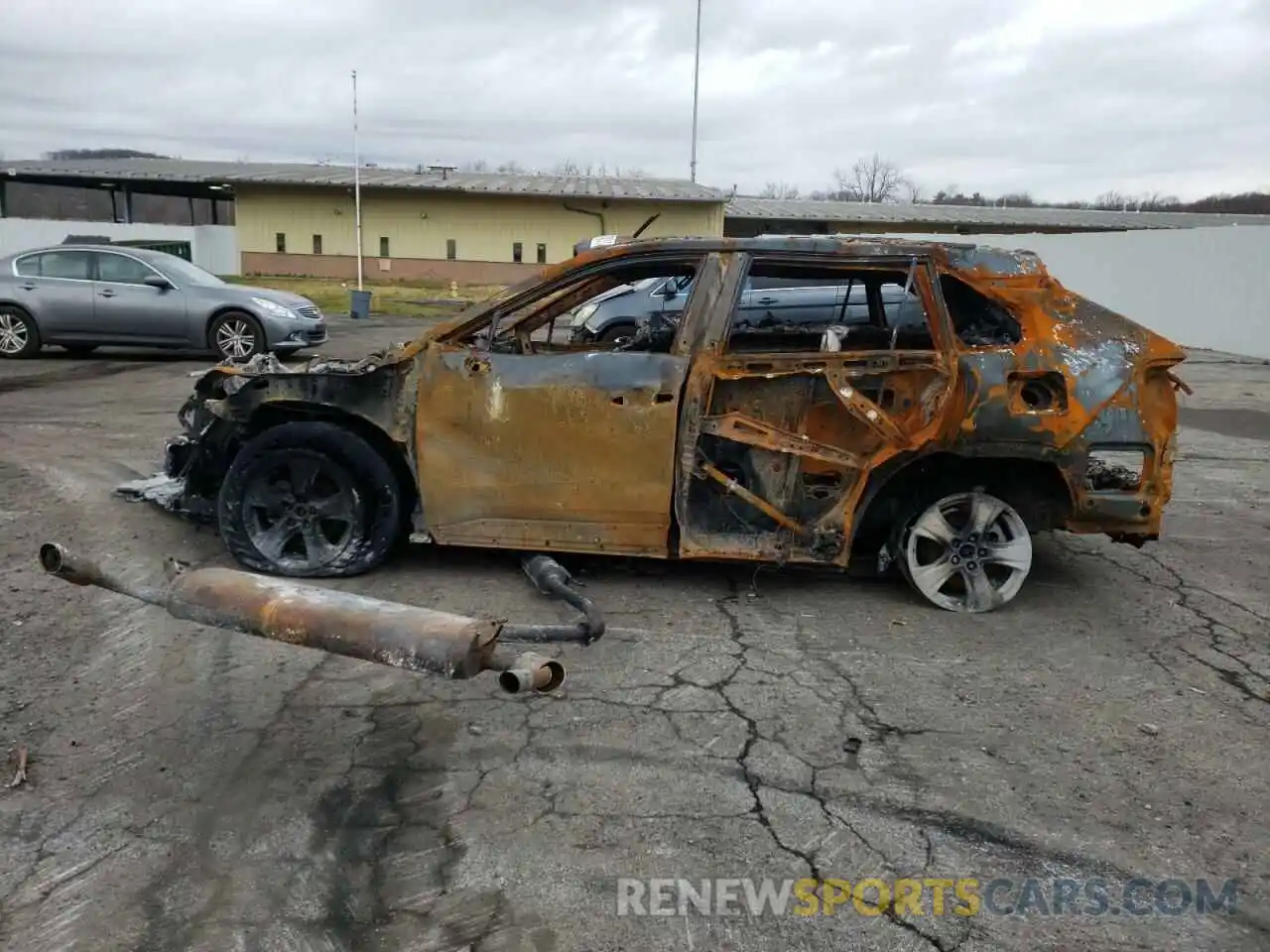 10 Photograph of a damaged car 2T3RWRFV2LW074193 TOYOTA RAV4 2020