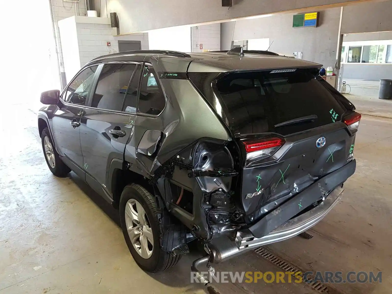 3 Photograph of a damaged car 2T3RWRFV2LW083895 TOYOTA RAV4 2020