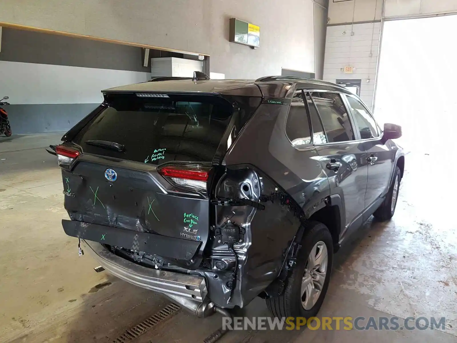 4 Photograph of a damaged car 2T3RWRFV2LW083895 TOYOTA RAV4 2020