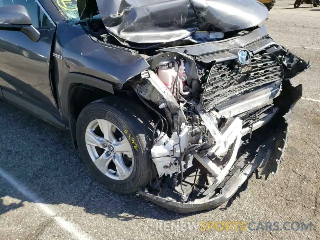 9 Photograph of a damaged car 2T3RWRFV3LW055944 TOYOTA RAV4 2020