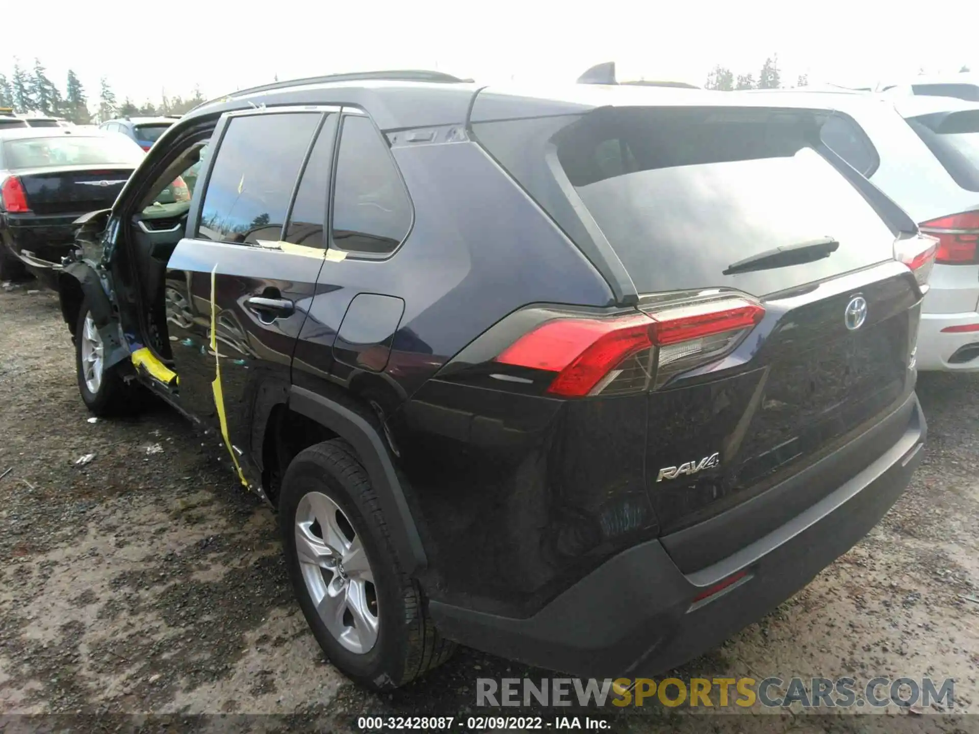 3 Photograph of a damaged car 2T3RWRFV3LW076342 TOYOTA RAV4 2020