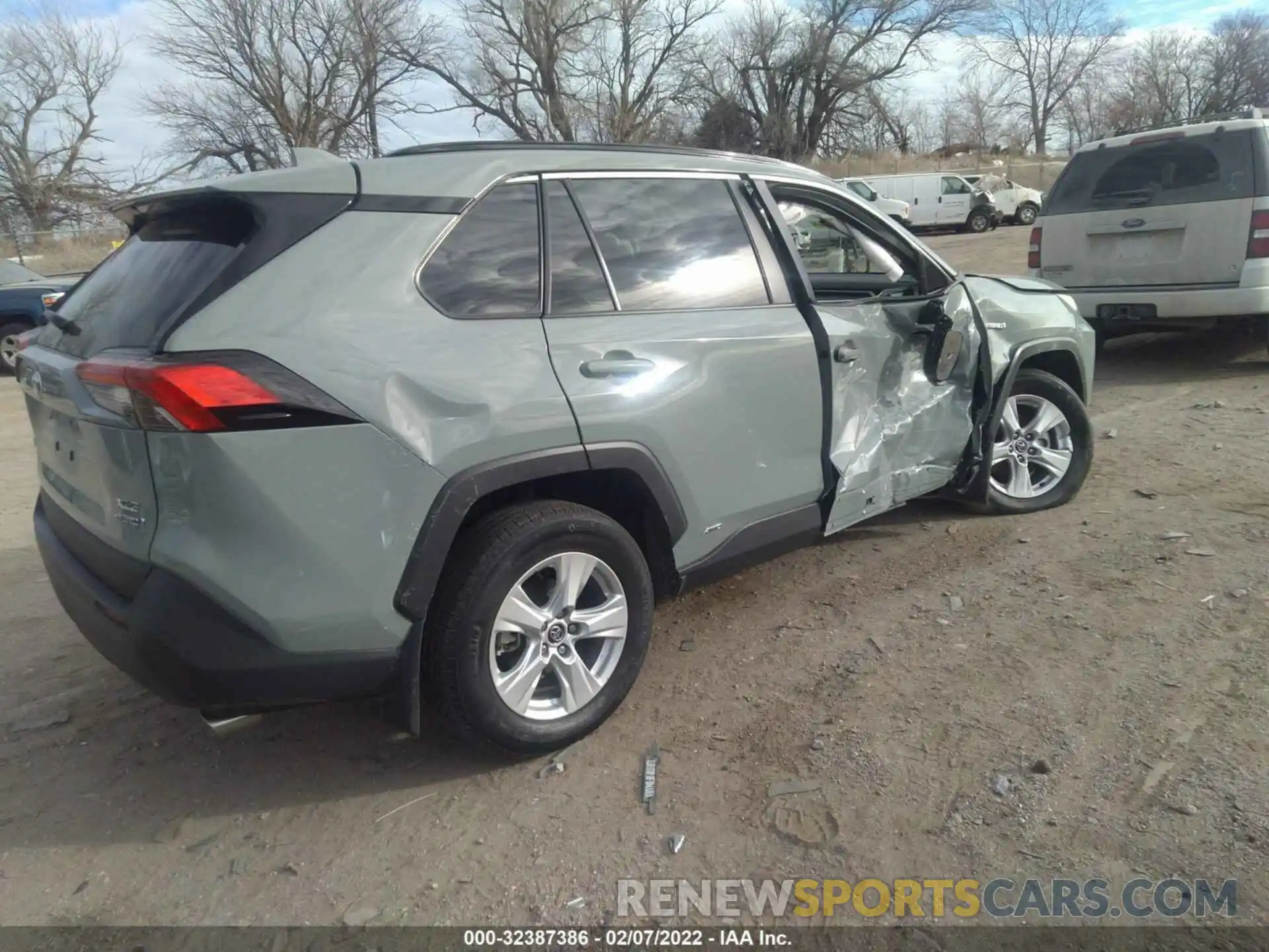 4 Photograph of a damaged car 2T3RWRFV3LW094033 TOYOTA RAV4 2020