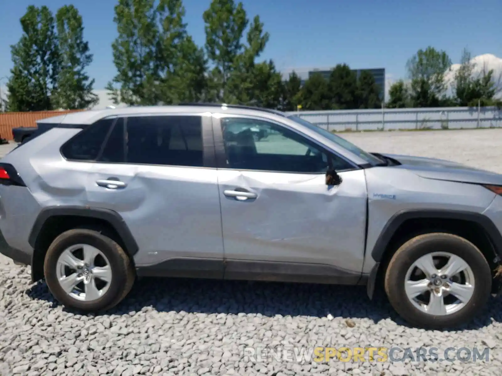 9 Photograph of a damaged car 2T3RWRFV3LW101756 TOYOTA RAV4 2020