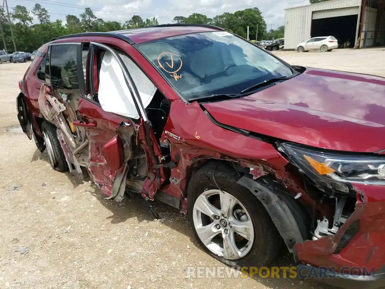 9 Photograph of a damaged car 2T3RWRFV4LW059260 TOYOTA RAV4 2020