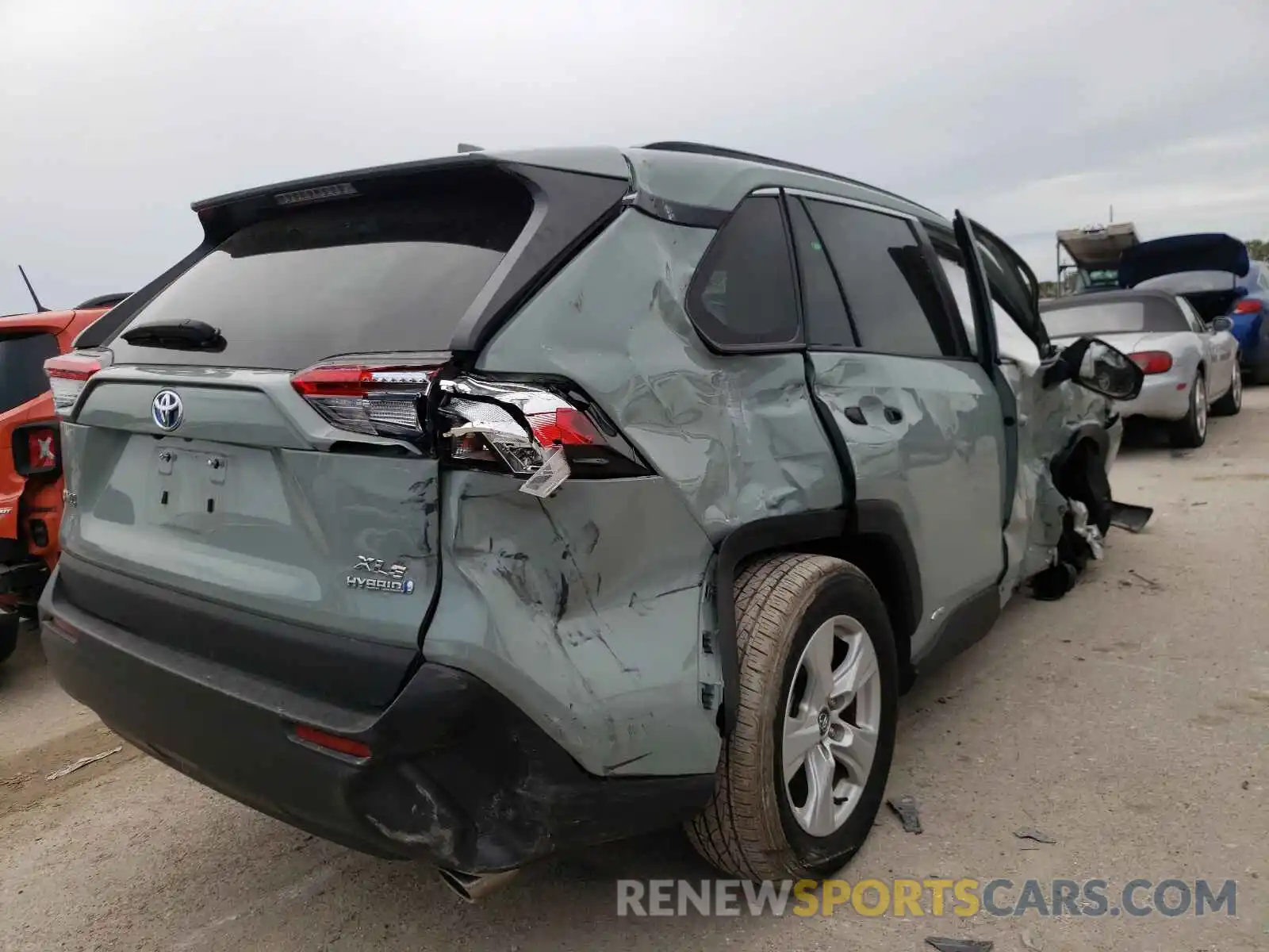 4 Photograph of a damaged car 2T3RWRFV4LW060537 TOYOTA RAV4 2020