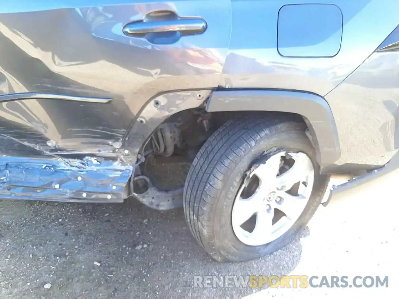 10 Photograph of a damaged car 2T3RWRFV4LW080562 TOYOTA RAV4 2020