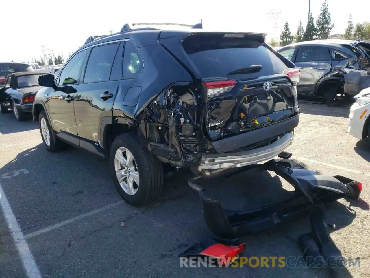 3 Photograph of a damaged car 2T3RWRFV4LW083610 TOYOTA RAV4 2020