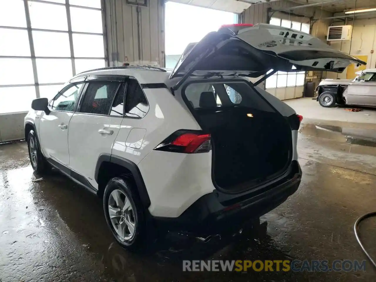 3 Photograph of a damaged car 2T3RWRFV4LW093943 TOYOTA RAV4 2020