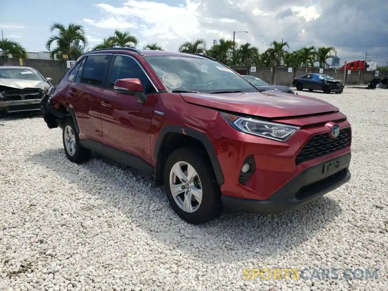 1 Photograph of a damaged car 2T3RWRFV5LW052768 TOYOTA RAV4 2020