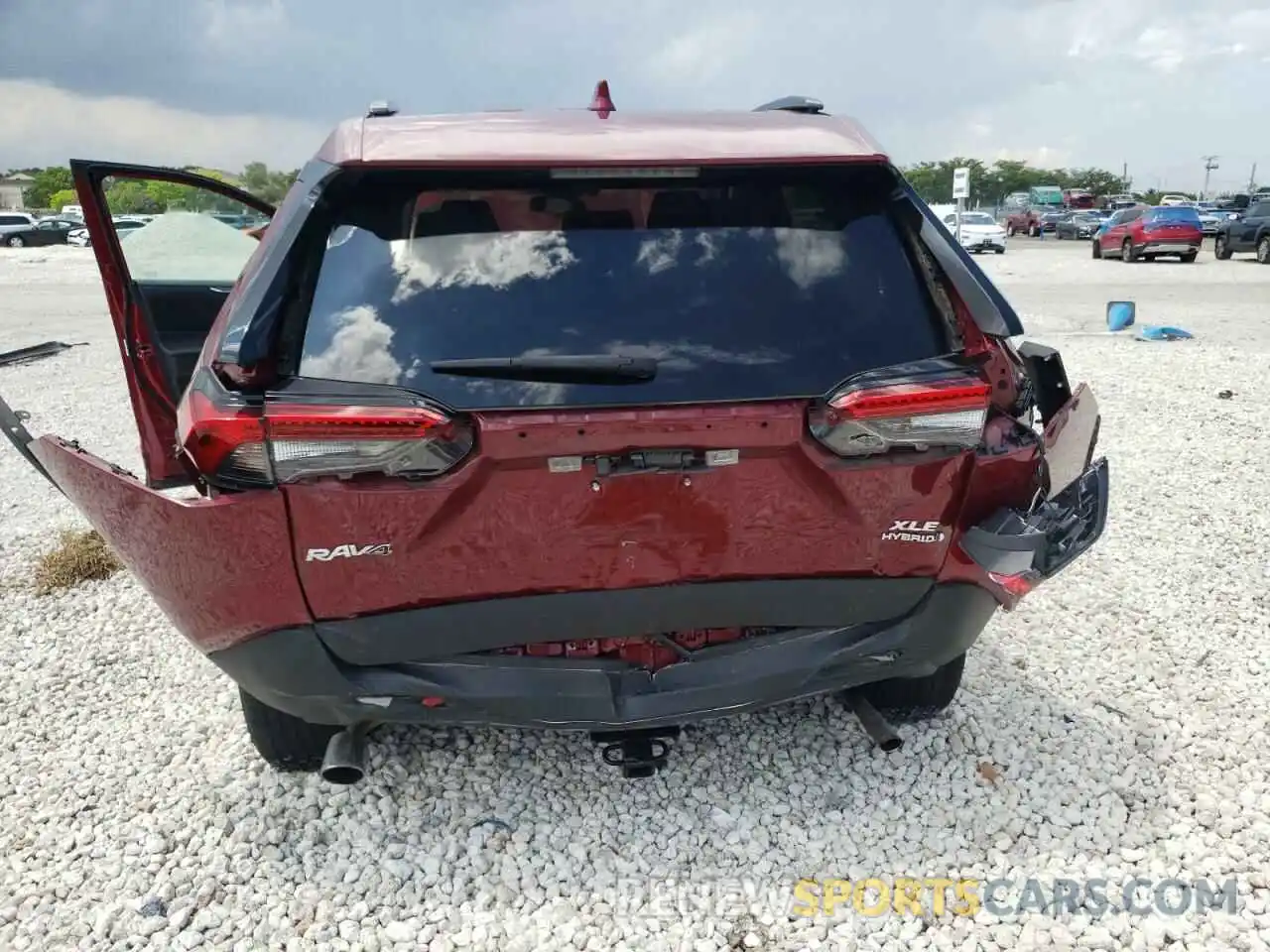 9 Photograph of a damaged car 2T3RWRFV5LW052768 TOYOTA RAV4 2020