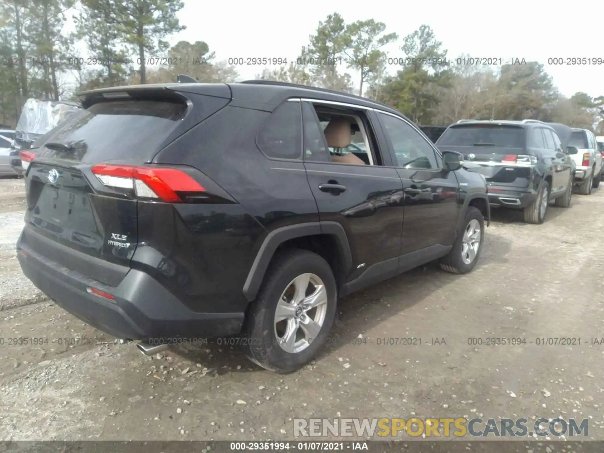 4 Photograph of a damaged car 2T3RWRFV5LW065939 TOYOTA RAV4 2020