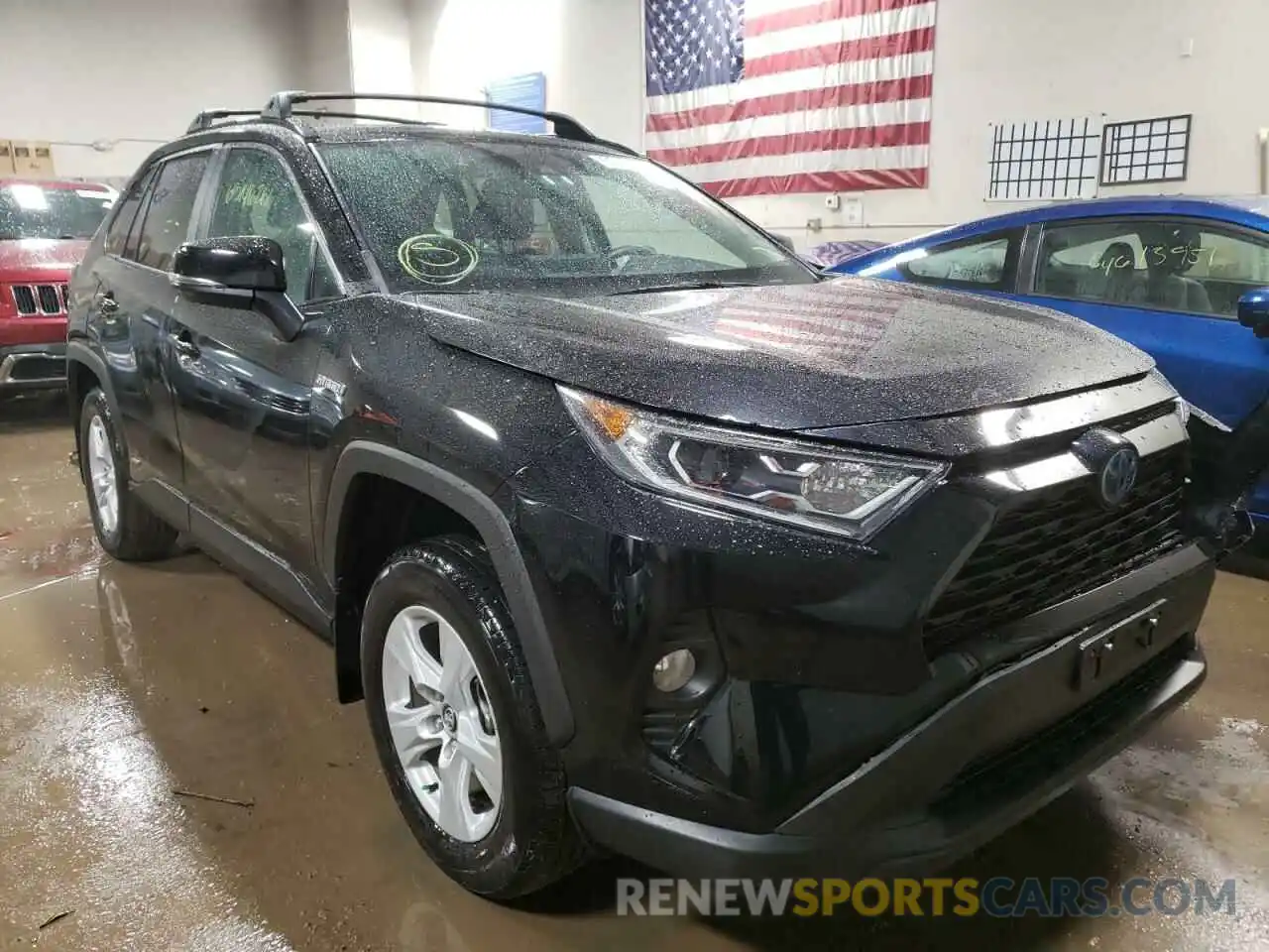 1 Photograph of a damaged car 2T3RWRFV5LW072048 TOYOTA RAV4 2020