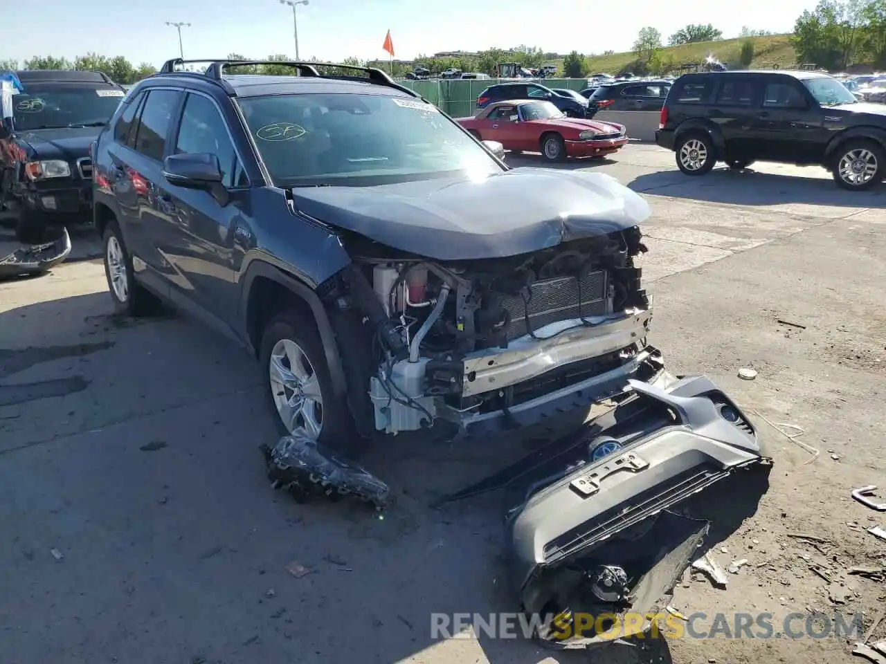 1 Photograph of a damaged car 2T3RWRFV5LW079520 TOYOTA RAV4 2020